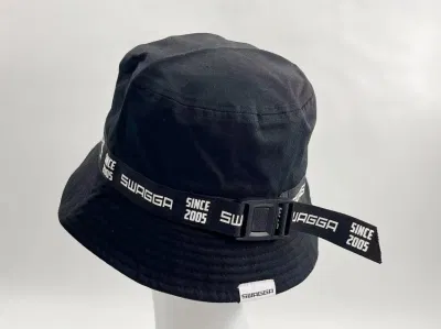 Semplice cappello da pescatore nero per bambino con nastro stampato e bottone decorativo