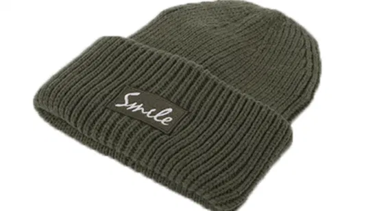 Cappello lavorato a maglia da donna caldo invernale con polsino in acrilico 100% personalizzato verde con etichetta ricamata unisex